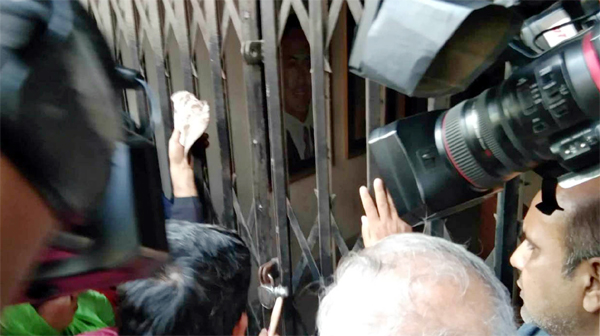 তালা ভেঙে কার্যালয় খুললেন বিএনপির নেতাকর্মীরা