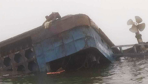 পাটুরিয়ায় ৯টি গাড়িসহ ডুবে গেল ফেরি