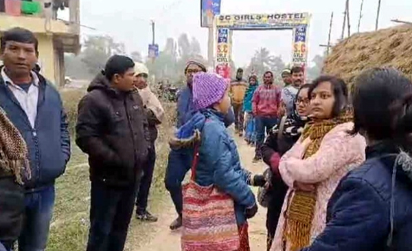 প্রকাশ‍্যে স্কুল ছাত্রীর গলায় ছুরি যুবকের 