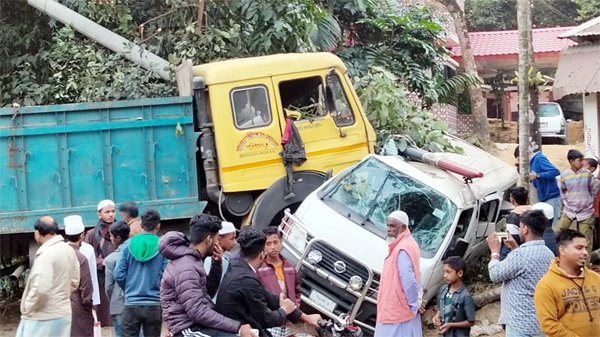 জৈন্তাপুরে দাড়িয়ে থাকা এ্যাম্বুলেন্সকে চাপা দিলো ট্রাক