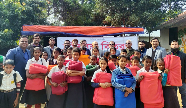মাধবপুরে পিছিয়ে পড়া জনগোষ্ঠীর শিক্ষার্থীদের মাঝে শীতবস্ত্র বিতরণ