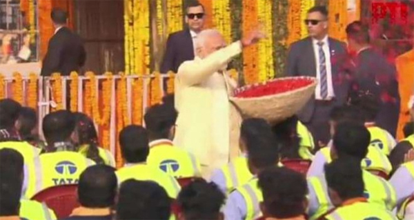 শ্রমিকদের মাথায় ফুল বর্ষণ প্রধানমন্ত্রী মোদির 