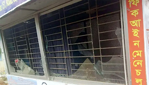 পুলিশ বক্সে অটোরিকশা চালকদের হামলা