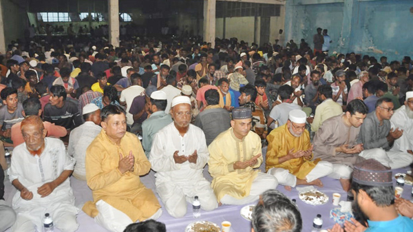 খেটে খাওয়া শ্রমজীবী মানুষের সাথে ইফতার করলেন পুলিশ কমিশনার ও আওয়ামী লীগ নেতৃবৃন্দ