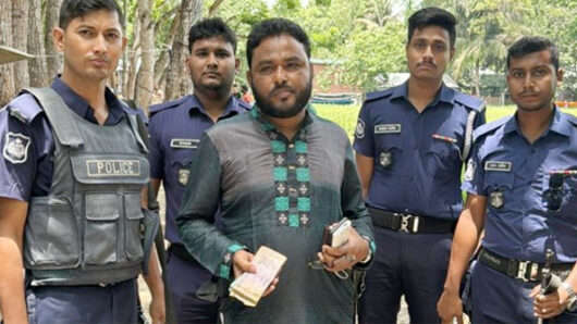 ভোট কেনার সময় লাখ টাকাসহ ইউপি চেয়ারম্যান আটক