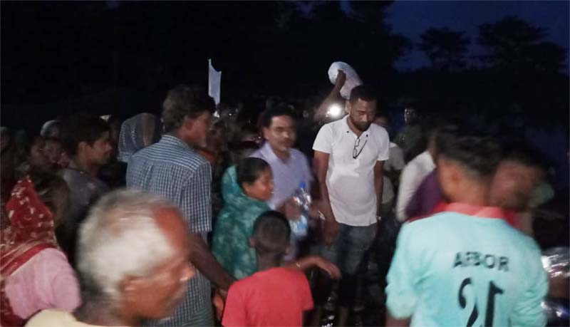 বন্যার্তদের মাঝে আনোয়ার ফাউন্ডেশন ইউকের শুকনো খাবার ও খাদ্য সামগ্রী বিরতণ