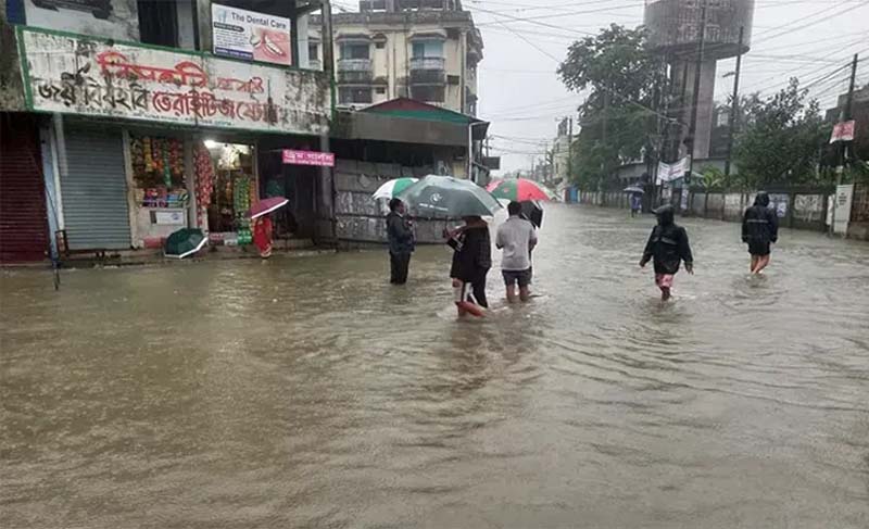 সুনামগঞ্জে নিরাপদ আশ্রয়ের খোঁজে বানভাসি মানুষ