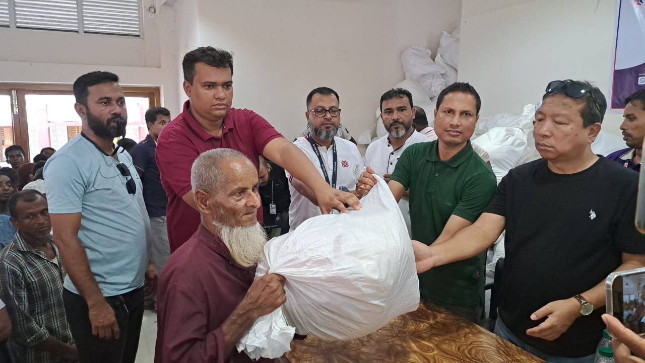মৌলভীবাজারে বন্যার্তদের মধ্যে এনআরবি ব্যাংকের খাদ্য সামগ্রী বিতরণ