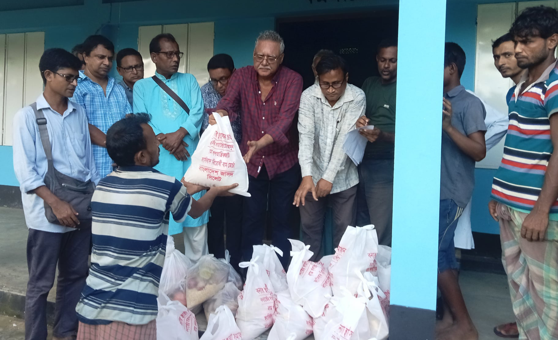 রাজনগরে বন্যার্তদের মাঝে সিলেটের বাম দল সমূহের ত্রাণ বিতরণ