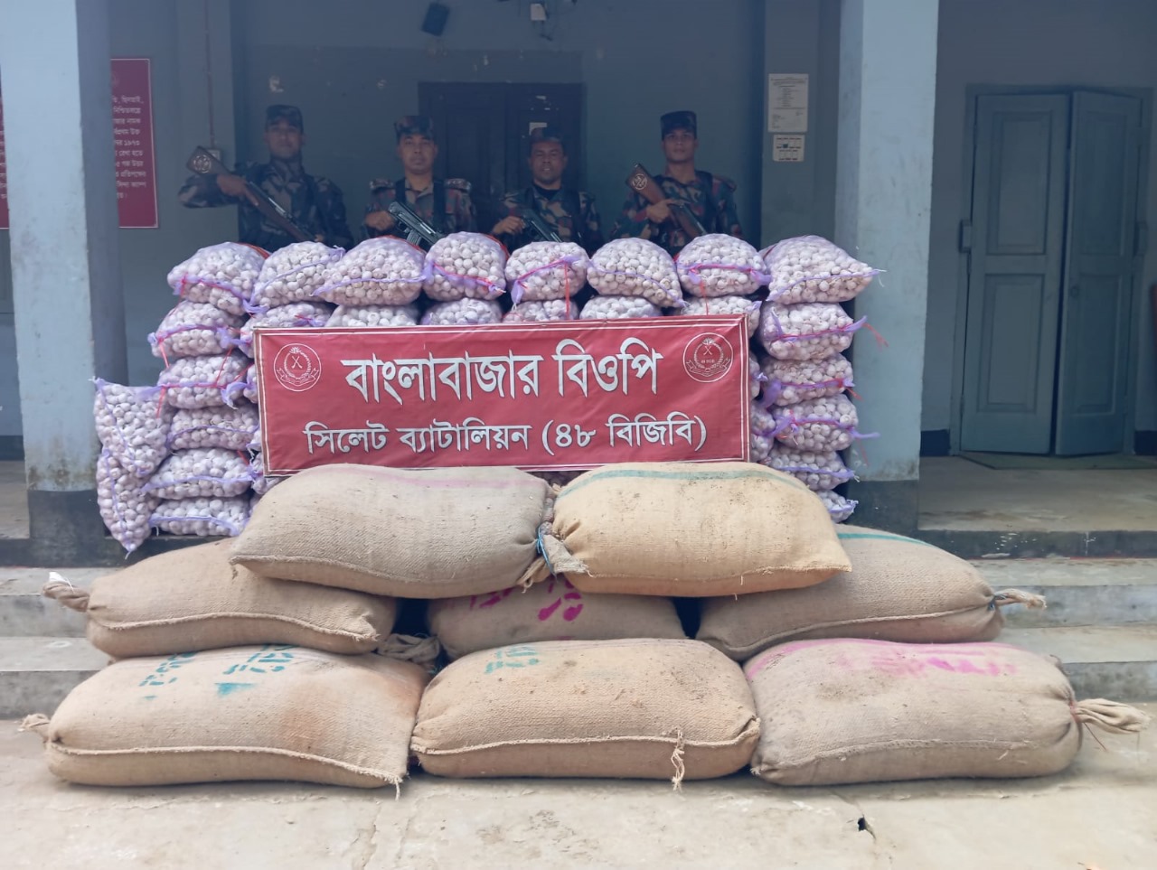 সিলেট সীমান্তে এক কোটি ৩৫ লাখ টাকার চোরাই পণ্য জব্দ