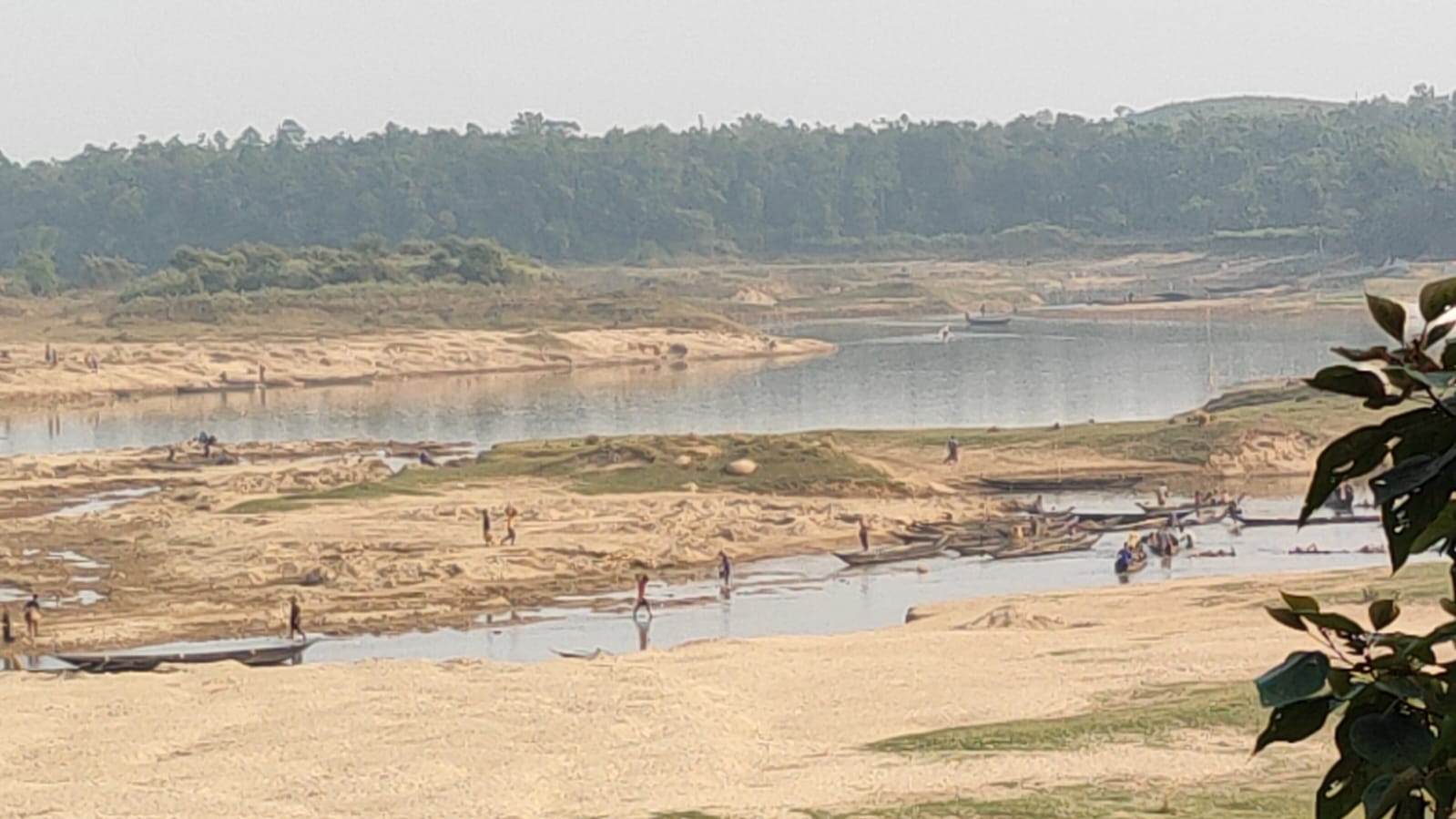 জৈন্তাপুর শ্রীপুর কোয়ারিতে পাথর লুটের মহোৎসব