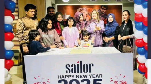গ্রাহকদের সাথে নিয়ে নতুন বছরকে স্বাগত জালানো সেইলর