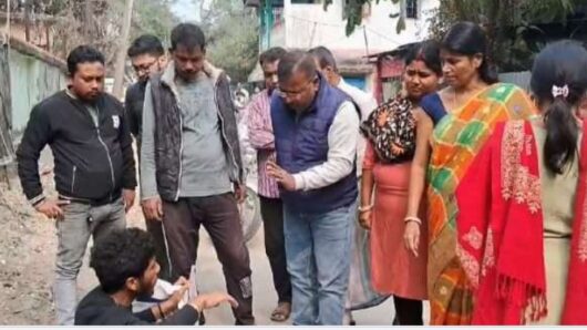 বিয়ে করতে নারাজ প্রেমিকা, শিলিগুড়িতে বাড়ির সামনে ধর্নায় প্রেমিক