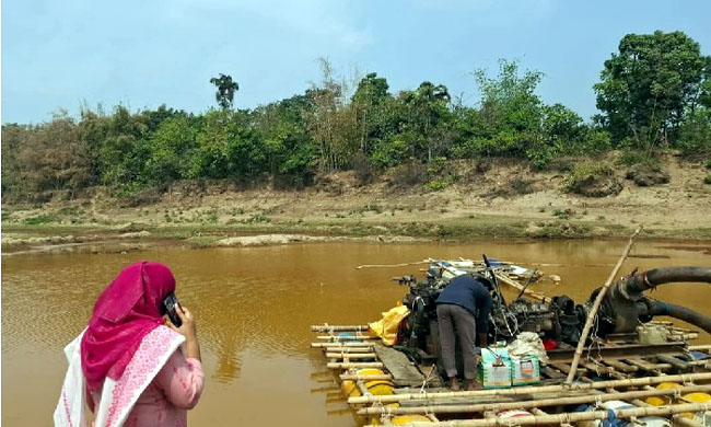 অবশেষে নদী থেকে বোমা মেশিন বন্ধ করল প্রশাসন