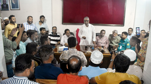 ফিলিস্তিনে গণহত্যা ও সিলেটে ব্যবসা প্রতিষ্ঠান ভাঙচুরের প্রতিবাদে দোকান মালিক সমিতি সিলেটের প্রতিবাদ সভা