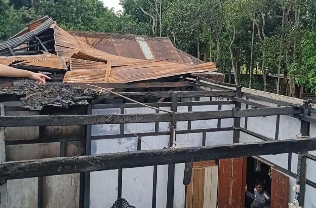 বড়লেখায় প্রবাসীর বাড়িতে ভয়াবহ অগ্নিকাণ্ড, ২০ লাখ টাকার ক্ষয়ক্ষতি