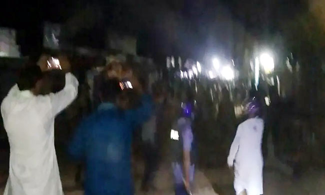 মাইকে ঘোষণা দিয়ে টর্চলাইট জ্বালিয়ে গ্রামবাসীর সংঘর্ষ