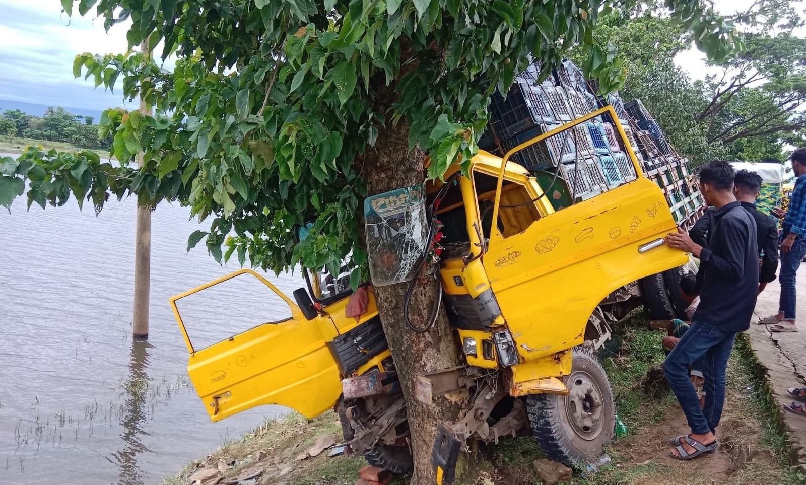 দোয়ারাবাজারে সড়ক দূর্ঘটনায় চালক-হেল্পারসহ আহত ৪