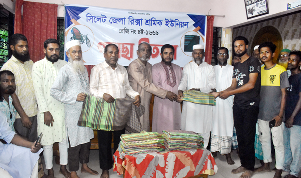 বালুচরে রিক্সা শ্রমিক ইউনিয়নের আলোচনা সভা ও শ্রমিকদের মধ্যে গামছা বিতরণ