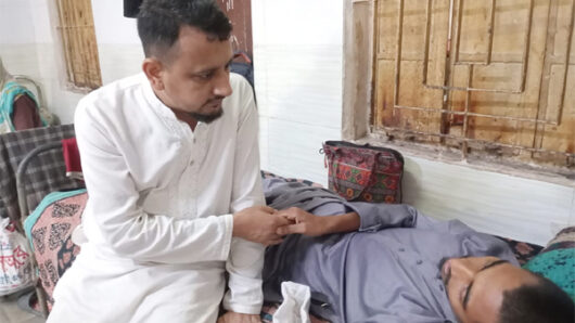 অসহায় রোগীকে আল কাসিম বন্ধর বাড়ি ইউনিটি ট্রাস্ট্রের নগদ অর্থ প্রদান