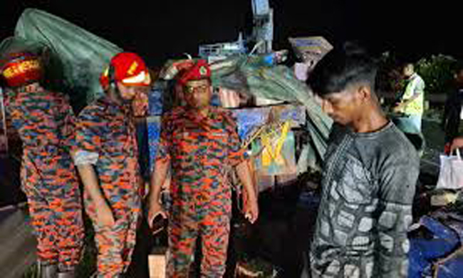 ভোরে ঢাকা-মাওয়া এক্সপ্রেসওয়েতে ঝরল ৪ প্রাণ