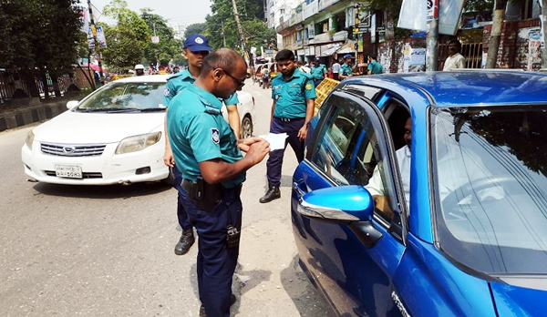 ট্রাফিক আইন লঙ্ঘনে ৫৮৫৫ মামলা