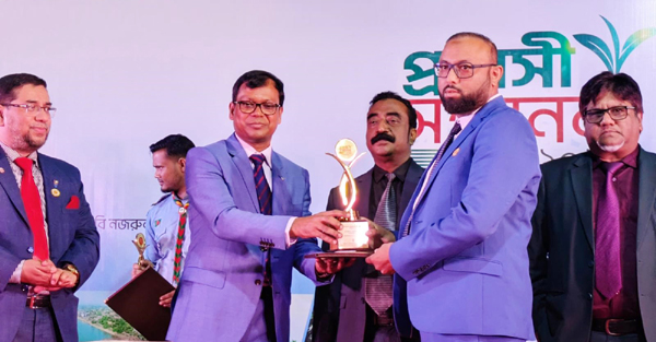 কমিউনিটি লিডার হিসেবে কামরুল আরিফ পেলেন রাষ্ট্রীয় সম্মাননা