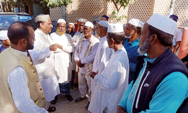 বাদ জুম্মা মুসল্লিদের সাথে কুশল বিনিময়, লাঙ্গল প্রতীকের দোয়া চাইলেন আতিক