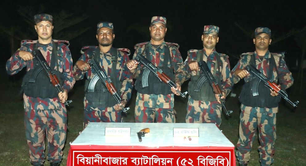 বড়লেখা সীমান্তে ভারতীয় রিভলবার ও গু লি উ দ্ধা র