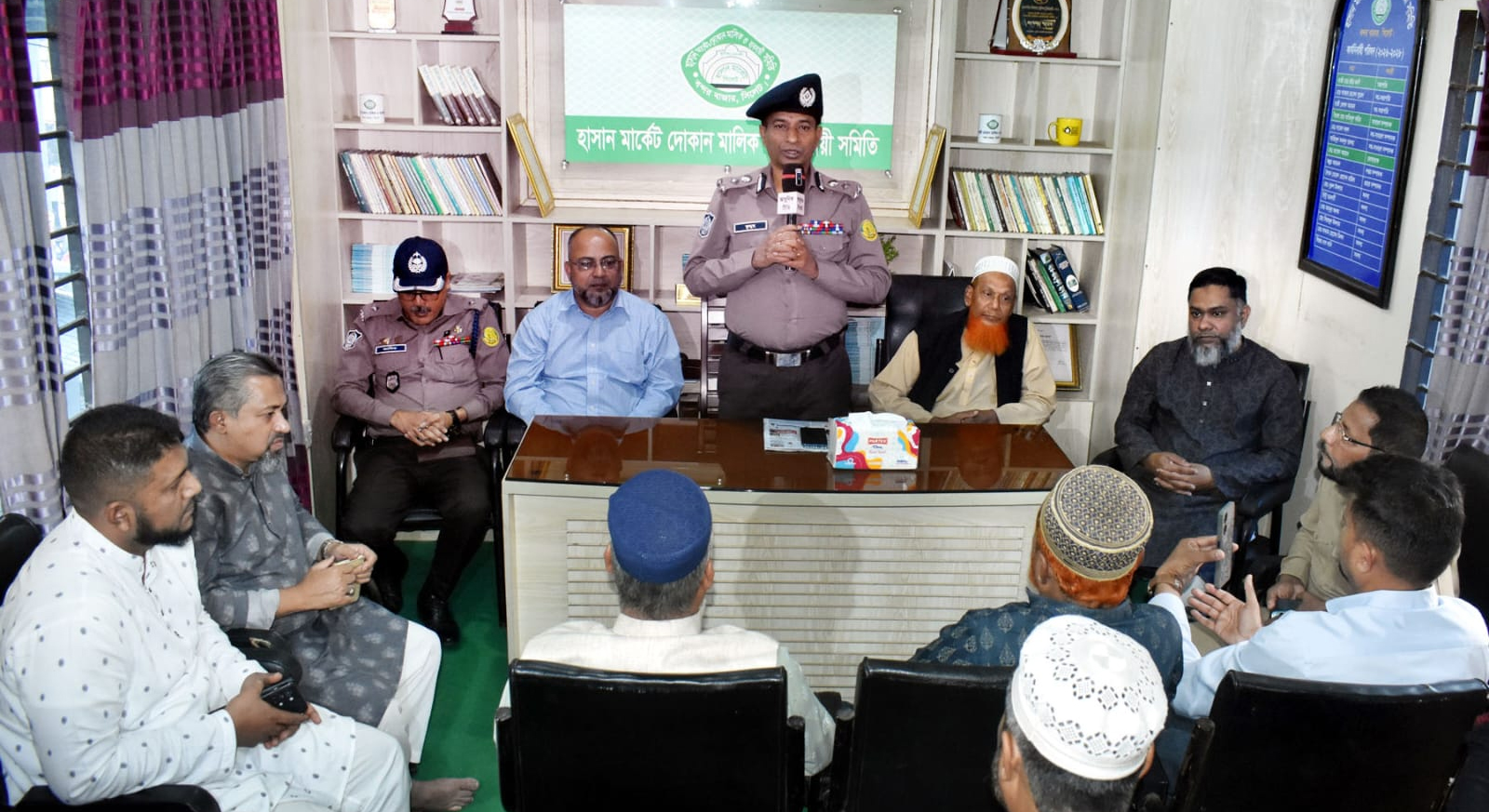 সিলেটের হাসান মার্কেটে আইন-শৃঙ্খলা বিষয়ক মতবিনিময় সভায় পুলিশ কমিশনার