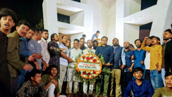 প্রধানমন্ত্রীর উপদেষ্টা হুমায়ুন কবিরের পক্ষে শহীদদের প্রতি শ্রদ্ধা নিবেদন