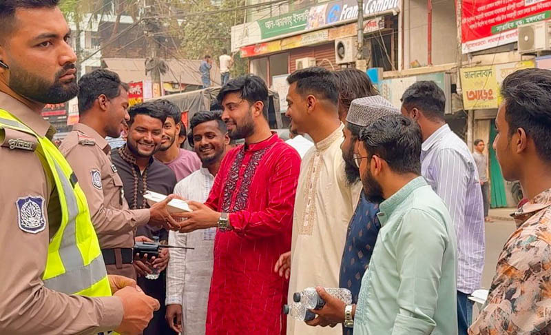 নগরীতে ট্রাফিক পুলিশদের মধ্যে মদন মোহন কলেজ ছাত্রদলের ইফতার বিতরণ