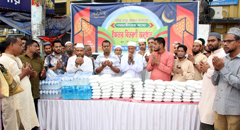 ৪ শতাধিক রোজাদারদের মাঝে জিতু মিয়া পয়েন্ট ব্যবসায়ী সমিতির ইফতার বিতরণ