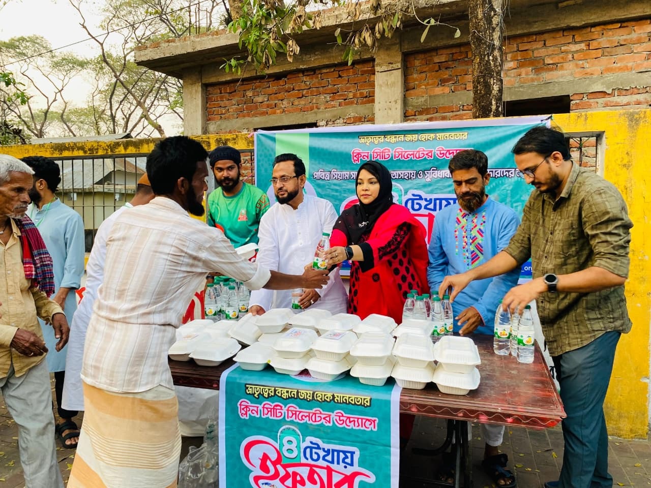 সিলেটে ২য় ধাপে অসহায়দের মধ্যে ক্লিন সিটির ‘৪ টেখায় ইফতার’ বিতরণ