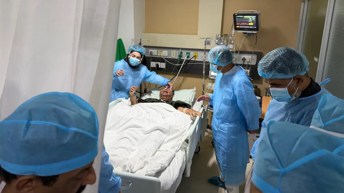 অসুস্থ আব্বাসকে দেখতে হাসপাতালে গেলেন প্রধানমন্ত্রী