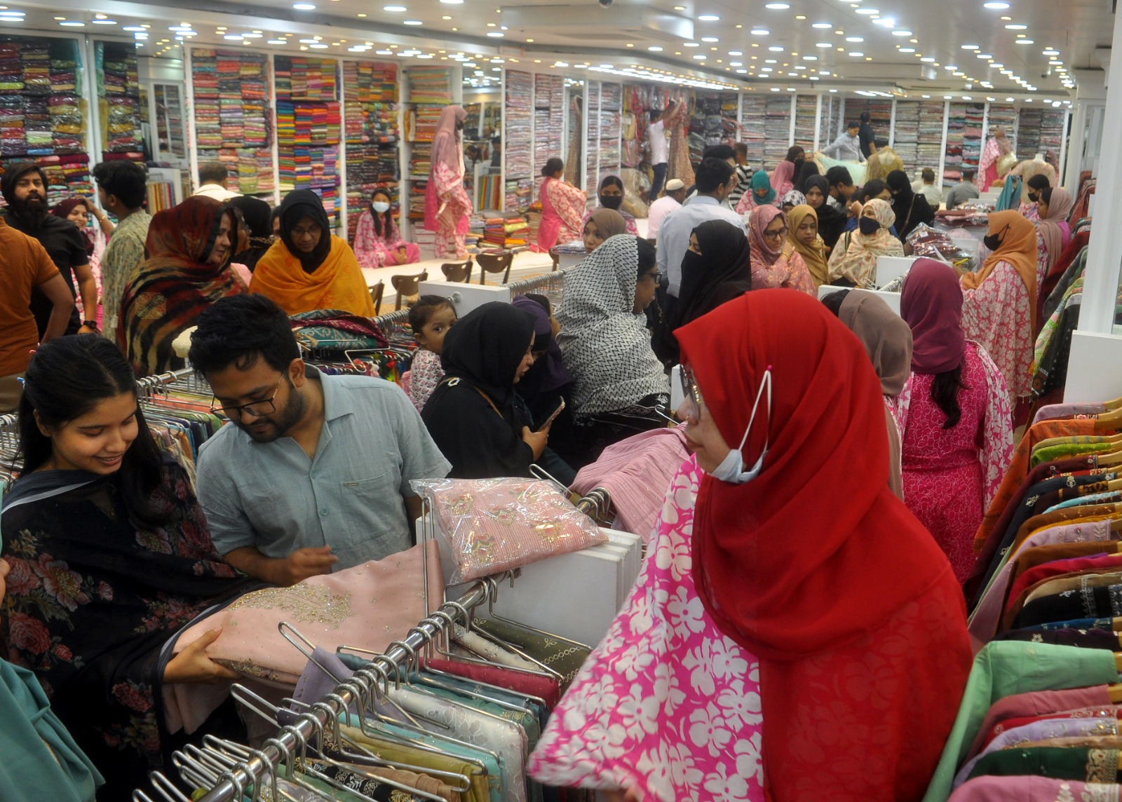 নগরীতে কেনাকাটায় জমে উঠেছে বাজার