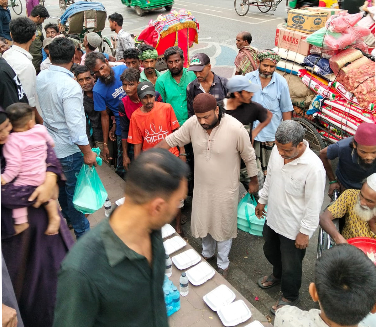 ‘হ্যাল্পিং হ্যান্ডস সিলেট’-এর উদ্যোগে ইফতার বিতরণ