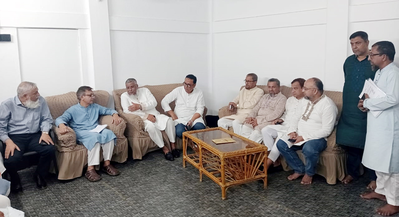 কালেক্টরেট মসজিদ মার্কেটের সমস্যা সমাধানে আশ্বস্ত করলেন খন্দকার মুক্তাদির