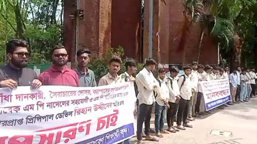সিলেট পলিটেকনিক অধ্যক্ষের অপসারণ দাবিতে শিক্ষার্থীদের মানববন্ধন