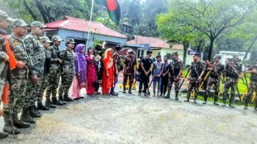 সিলেট সীমান্তে শিশুসহ ৯ জন আটক