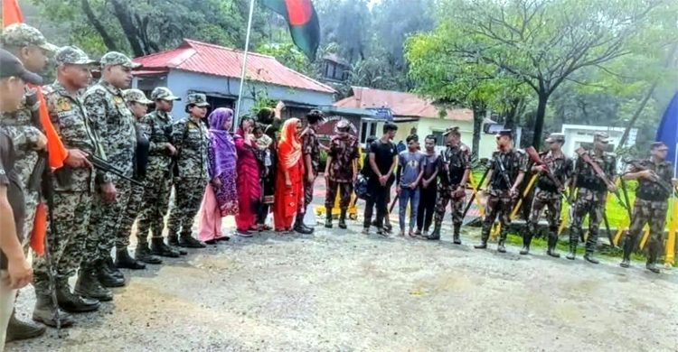 সিলেট সীমান্তে শিশুসহ ৯ জন আটক