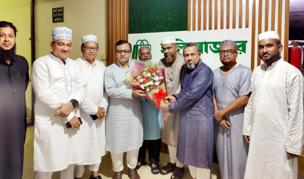 ঈদকে সামনে রেখে সিলেটের হলি বাজার পরিদর্শনে বানিজ্য মন্ত্রী খন্দকার আব্দুল মুক্তাদির