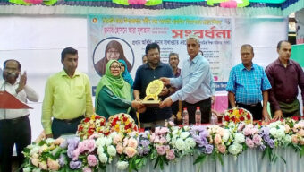 নবীন চন্দ্র সরকারি প্রাথমিক বিদ্যালয়ের প্রধান শিক্ষক হোসনে আরা সুলতানা-কে বিদায় সংবর্ধনা