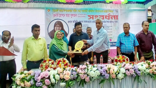 নবীন চন্দ্র সরকারি প্রাথমিক বিদ্যালয়ের প্রধান শিক্ষক হোসনে আরা সুলতানা-কে বিদায় সংবর্ধনা