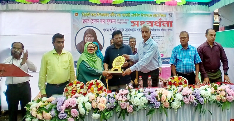 নবীন চন্দ্র সরকারি প্রাথমিক বিদ্যালয়ের প্রধান শিক্ষক হোসনে আরা সুলতানা-কে বিদায় সংবর্ধনা