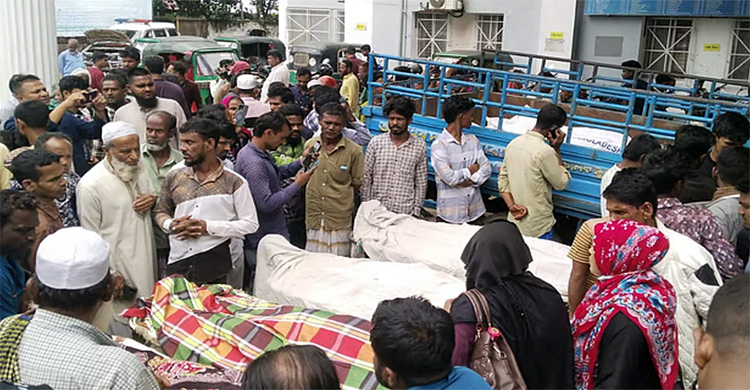 দক্ষিণ সুরমায় সড়ক দুর্ঘটনায় ৮ শ্রমিকের মৃ ত্যু