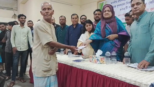 বিশ্বনাথে ক্ষতিগ্রস্ত কৃষকদের মাঝে সহায়তা বিতরণ