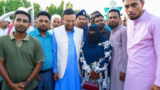 প্রধানমন্ত্রীর উপদেষ্টার সঙ্গে মহিলা ভাইস চেয়ারম্যান পদপ্রার্থী আফিজা বেগমের সৌজন্য সাক্ষাৎ
