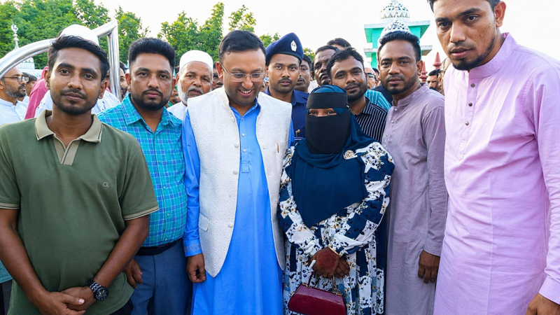 প্রধানমন্ত্রীর উপদেষ্টার সঙ্গে মহিলা ভাইস চেয়ারম্যান পদপ্রার্থী আফিজা বেগমের সৌজন্য সাক্ষাৎ