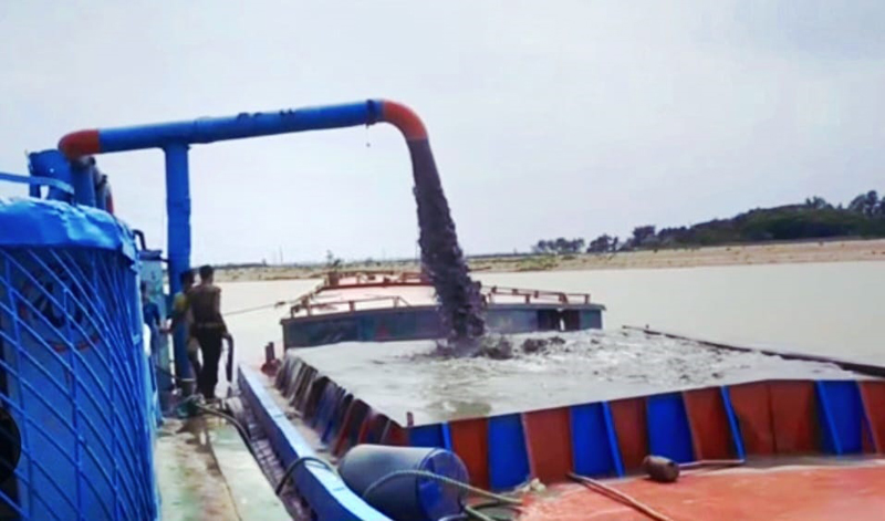 শাল্লায় কালনী নদীতে অবৈধ বালু ও মাটি উত্তোলন: বিলীন হওয়ার শঙ্কায় দুই গ্রাম, প্রতিরোধের মুখে হামলা